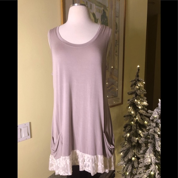 Logo tank with lace and pockets